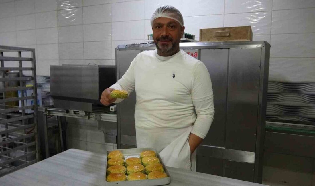 Kilis’te 37 yıllık tatlı ustası, kente özgü cennet çamurunu modern