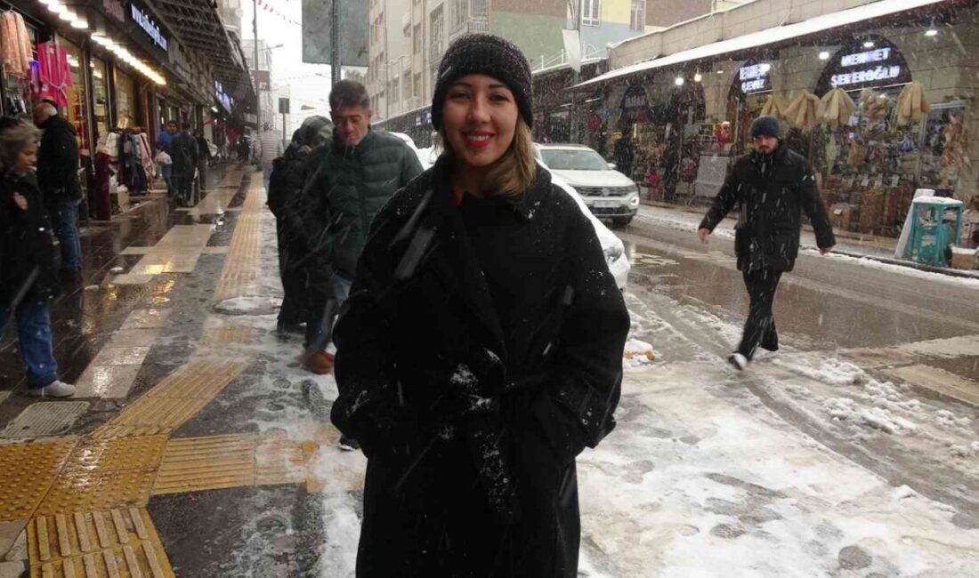 Kilis’te sabah saatlerinden itibaren etkili olan kar yağışı, kenti beyaza