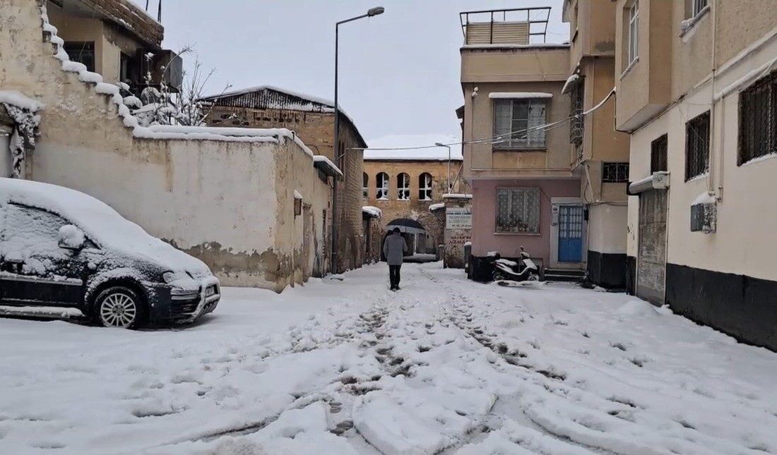 Kilis’te dün sabah saatlerinde başlayan kar yağışı etkisini sürdürüyor. Kentte