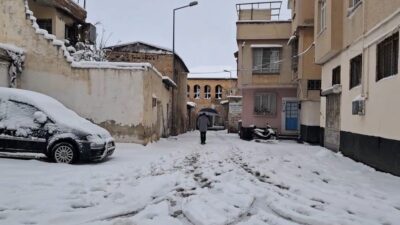 Kilis’te dün sabah saatlerinde başlayan kar yağışı etkisini sürdürüyor. Kentte