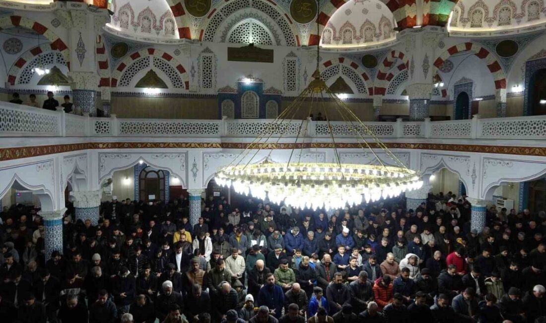 Kilis’te Miraç Kandili dolayısıyla camiler dolup taştı. Mübarek geceyi ibadetle