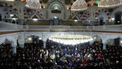 Kilis’te Miraç Kandili dolayısıyla camiler dolup taştı. Mübarek geceyi ibadetle