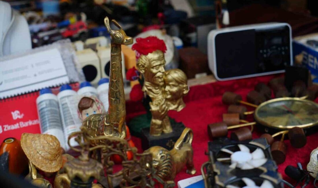 Ankara’nın Ulus semtinde bulunan İtfaiye Meydanı’ndaki “Bit Pazarı” haftada üç