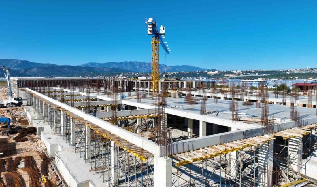 Antalya Büyükşehir Belediyesi tarafından Kaş ilçesinde yapımı sürdürülen Kınık Toptancı