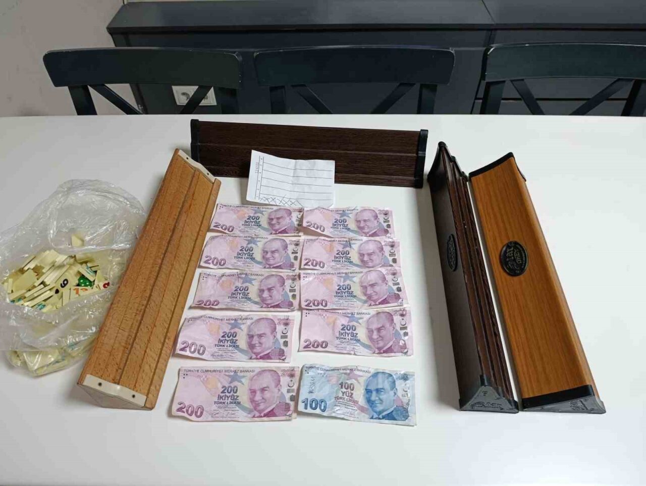 Samsun’un Tekkeköy ilçesinde bir kıraathaneye yönelik yapılan denetimde kumar oynadığı