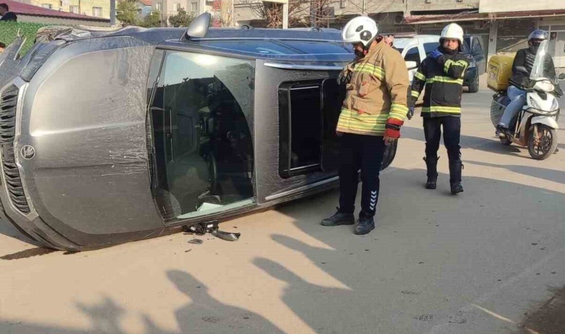 Hatay’da 2 otomobilin çarpışmasıyla yaşanan trafik kazasında yan yatan otomobildeki