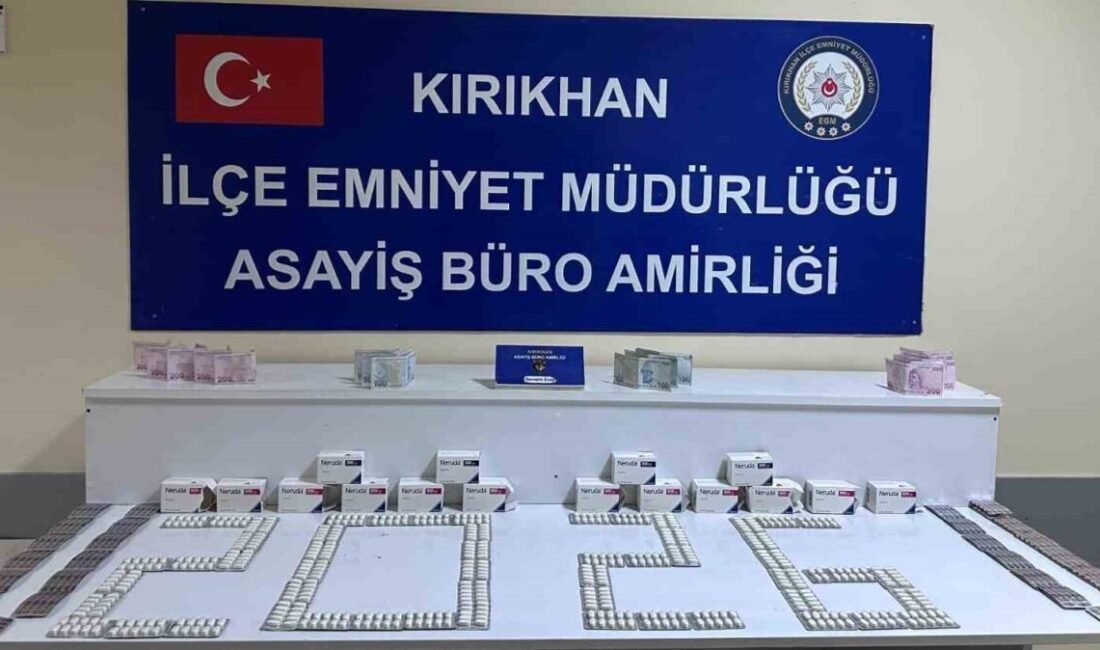Hatay’ın Kırıkhan ilçesinde bir ikamete yapılan aramada 811 adet uyuşturucu