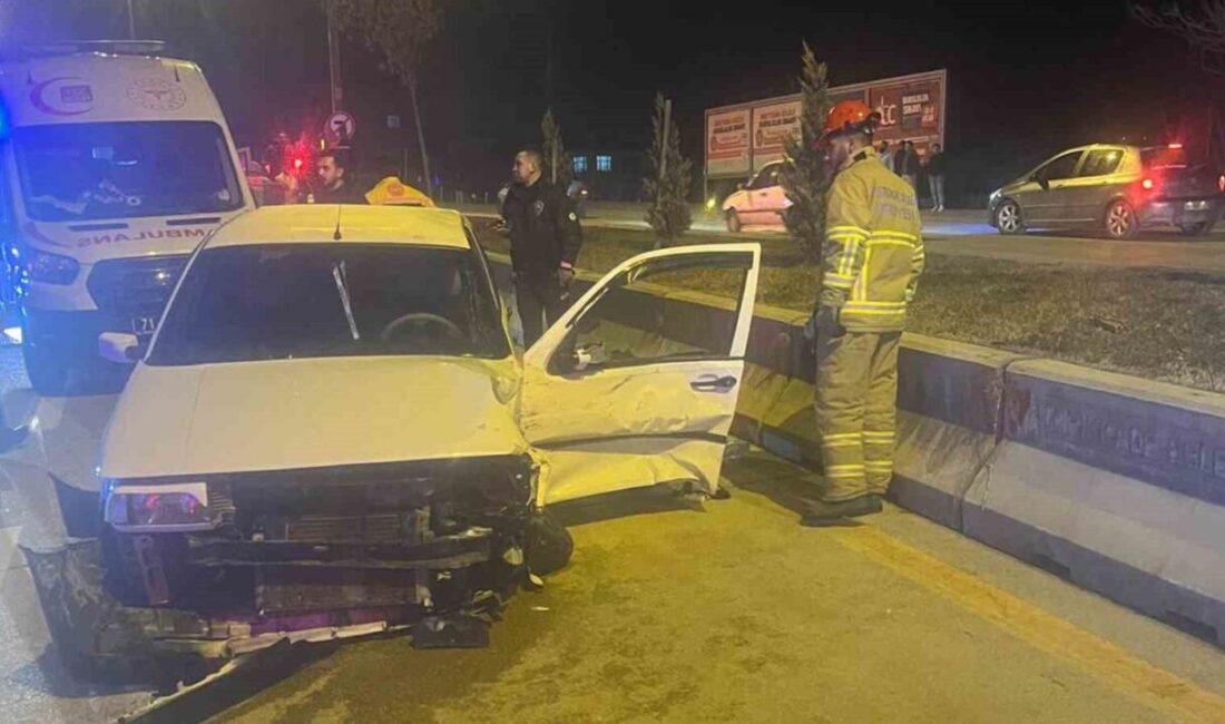 Kırıkkale’de 2 otomobilin çarpışması sonucu meydana gelen trafik kazasında 2