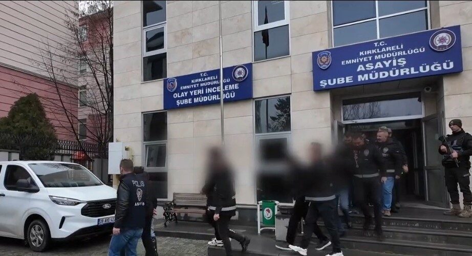 Kırklareli’nde polis ekipleri tarafından düzenlenen operasyonda, kredi kartı aidatı ödeme