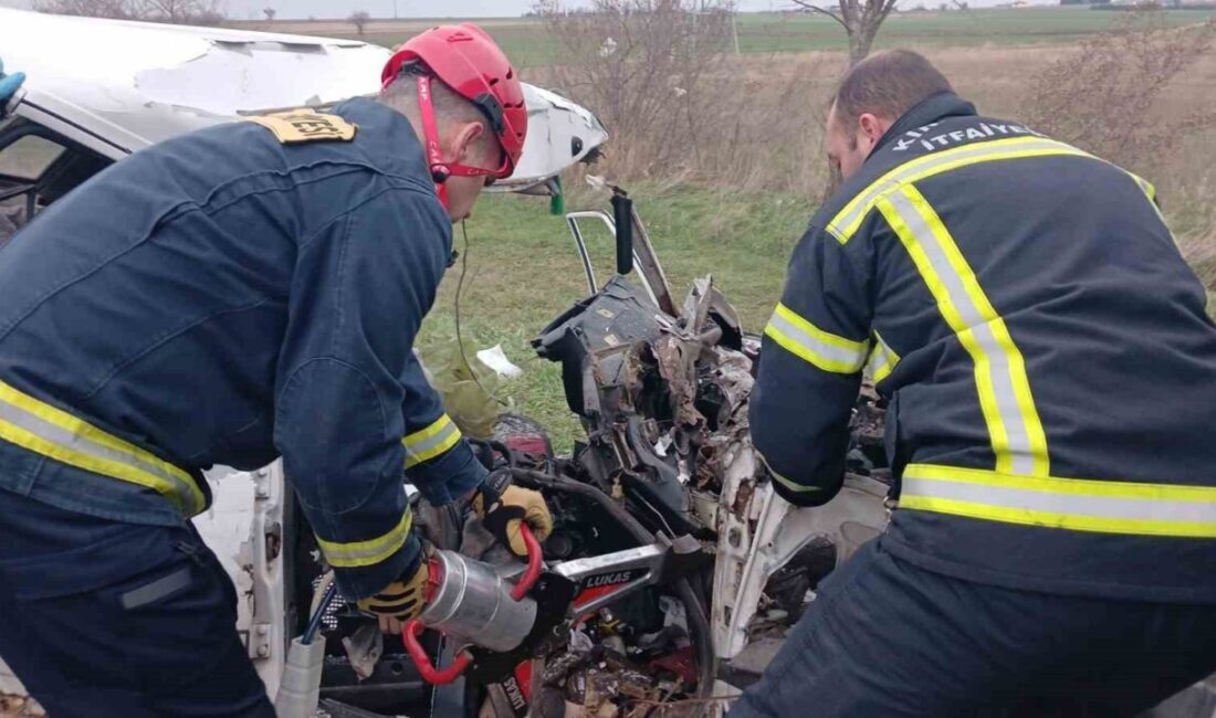 Kırklareli’nde otomobilin karşı şeritten gelen kamyonla çarpışması sonucu meydana gelen