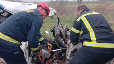 Kırklareli’nde otomobilin karşı şeritten gelen kamyonla çarpışması sonucu meydana gelen