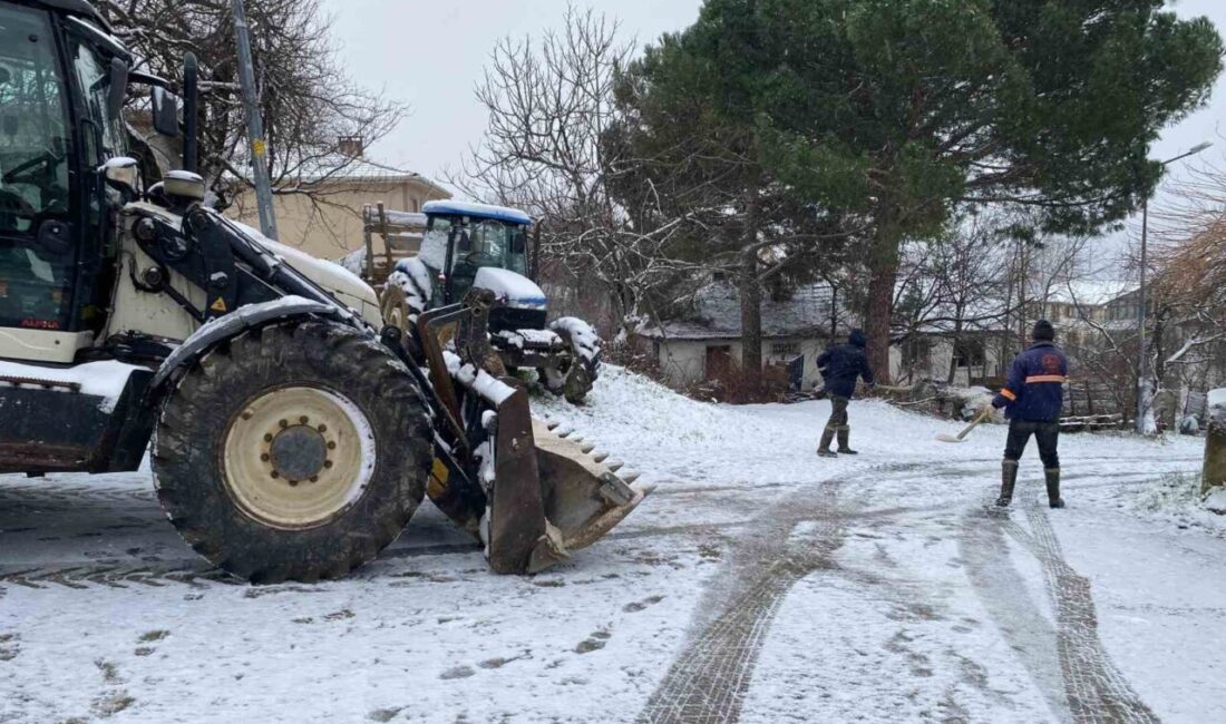 Kırklareli’nin Demirköy ilçesinde kar yağışının ardından belediye ekipleri tuzlama ve