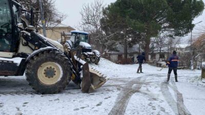 Kırklareli’nin Demirköy ilçesinde kar yağışının ardından belediye ekipleri tuzlama ve