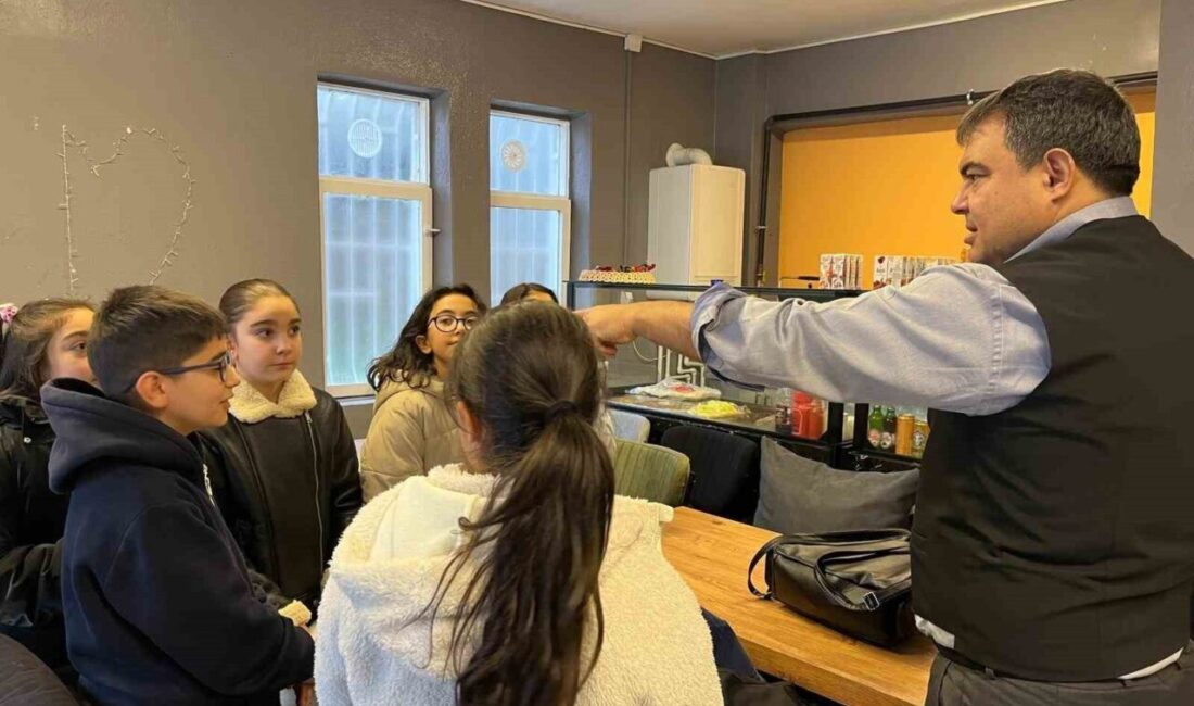 KIRŞEHİR (İHA) – Kırşehir’de yeni açılan kadın kafeyi ziyaret eden