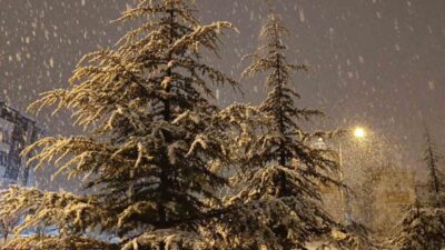 Kırşehir’de gece saatlerinde kar yağışı başladı. Uzun süredir beklenen kar