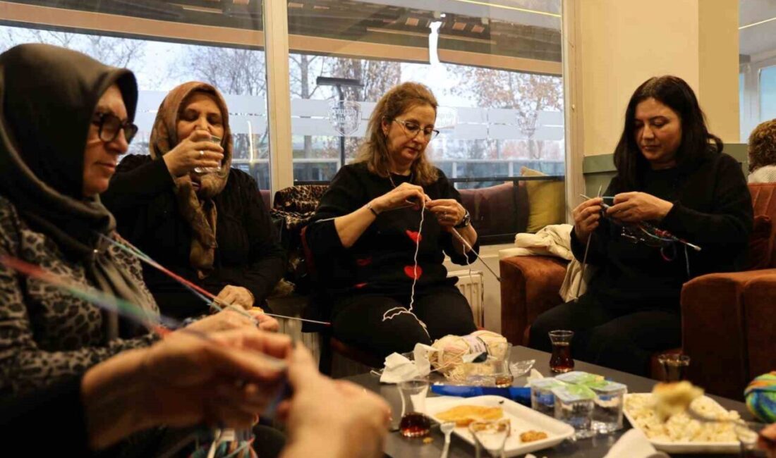 KIRŞEHİR (İHA) – Kırşehir’de kadınlar ihtiyaç sahibi öğrencilere karne hediyesi