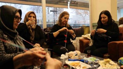 KIRŞEHİR (İHA) – Kırşehir’de kadınlar ihtiyaç sahibi öğrencilere karne hediyesi