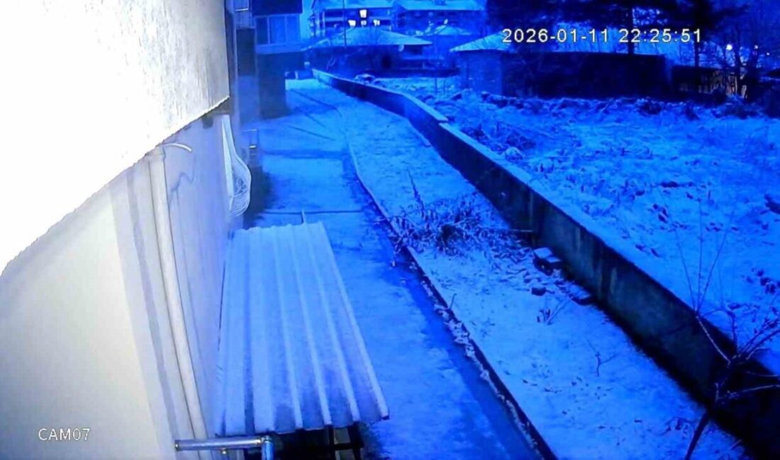 Kırşehir’in Kaman ilçesinde kar yağışı öncesi gökyüzü bir anda aydınlandı,