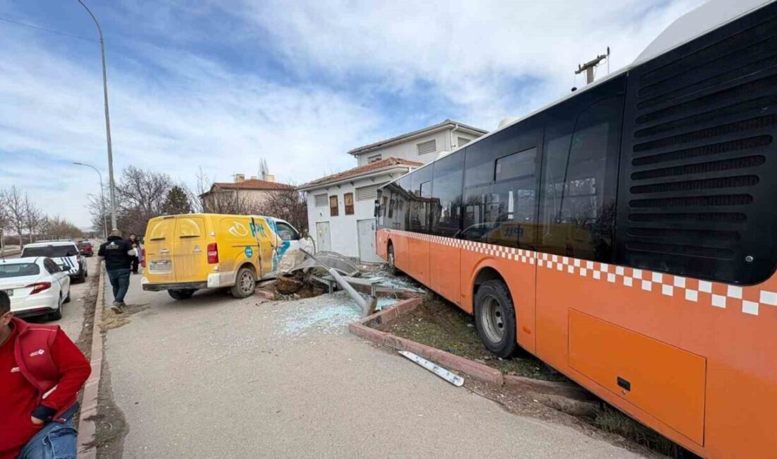 KIRŞEHİR (İHA) – Kırşehir’de PTT’ye ait kargo aracı ile belediye