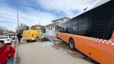 KIRŞEHİR (İHA) – Kırşehir’de PTT’ye ait kargo aracı ile belediye