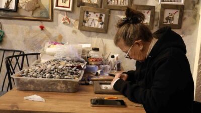 KIRŞEHİR (İHA) – Kırşehir’de taş süsleme sanatçısı Mine Kiper, mesleğinin