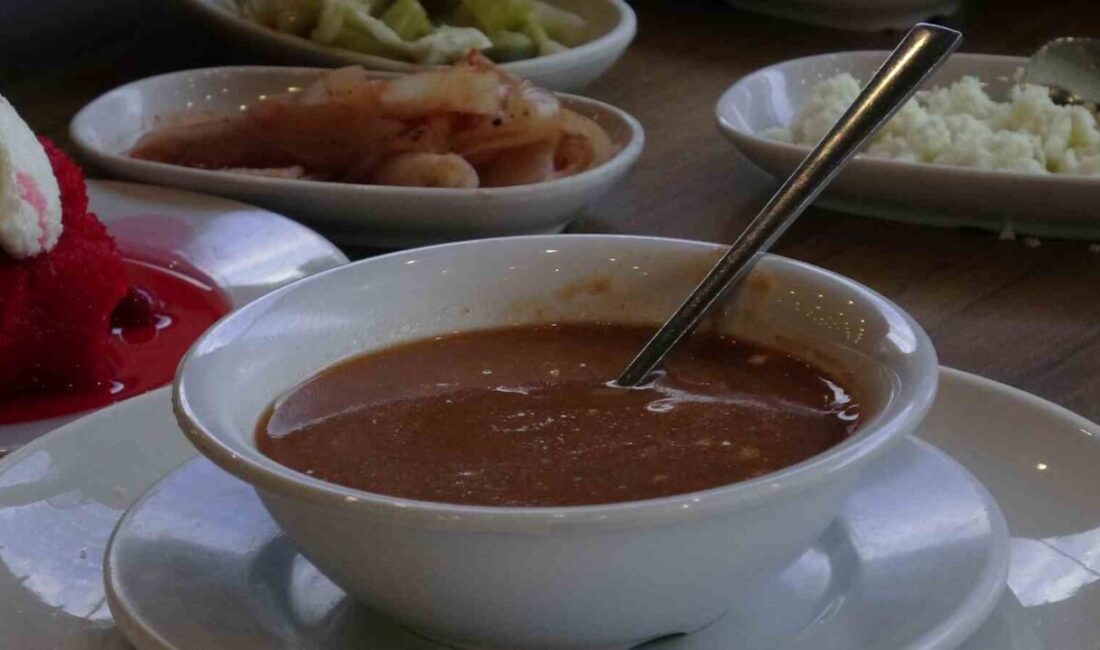 Çankırı’da hava sıcaklığının düşmesinin ardından hastalıklardan korunan vatandaşlar, tarhana çorbasına