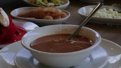 Çankırı’da hava sıcaklığının düşmesinin ardından hastalıklardan korunan vatandaşlar, tarhana çorbasına