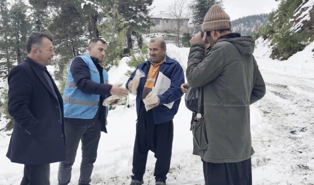 Adana’nın Feke Belediyesi ekipleri, vatandaşlar ile pazarcılara kavurma ve ayran