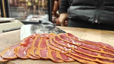 Kayseri’de pastırmacılık yapan Yasin Güzel, havaların soğuması ile birlikte pastırma