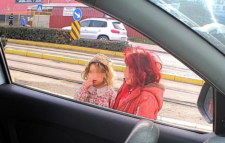 Eskişehir’de soğuk kış gününe rağmen bacakları çıplak halde dilencilik yapan