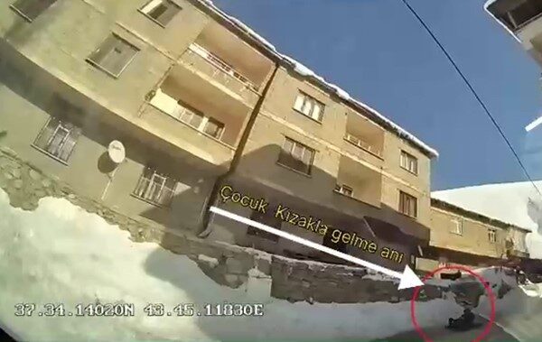 Hakkari’nin Keklikpınar Mahallesi’nde kızakla kaydığı sırada belediyeye ait toplu taşıma