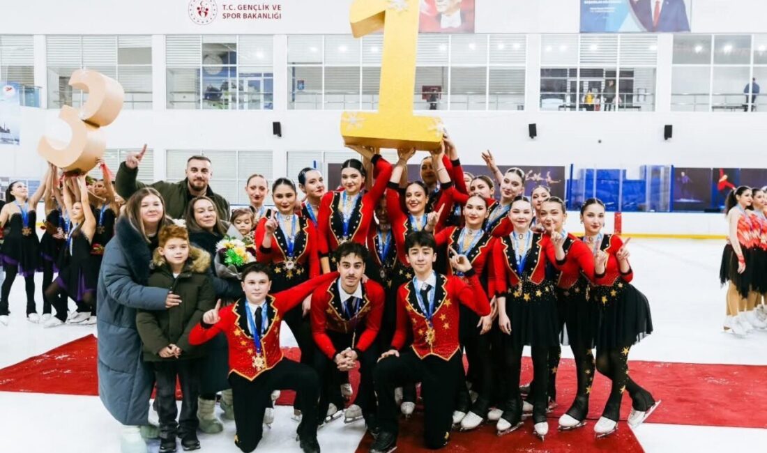 Ankara’da düzenlenen Artistik Buz Pateni Türkiye Şampiyonası’nda 8 kategoride yarışan