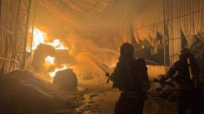 Kocaeli’nin Gebze ilçesinde atık naylon deposunda çıkan yangın, itfaiye ekiplerinin