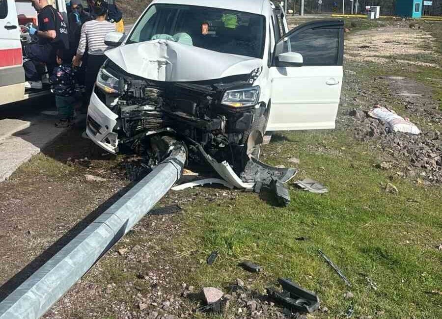 Kocaeli’nin Körfez ilçesinde kontrolden çıkarak elektrik direğine çarpan otomobilin sürücüsü
