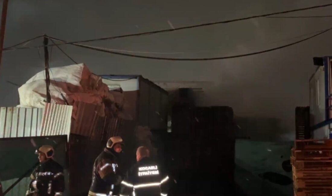 Kocaeli’nin Çayırova ilçesinde palet deposunda çıkan yangın, itfaiye ekiplerinin müdahalesiyle