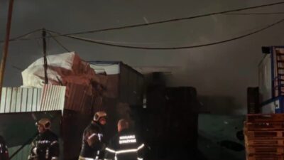 Kocaeli’nin Çayırova ilçesinde palet deposunda çıkan yangın, itfaiye ekiplerinin müdahalesiyle