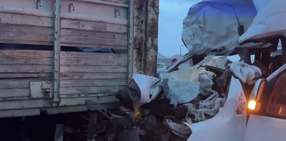 TEM Otoyolu’nun Kocaeli geçişinde servis minibüsü ile kamyonun çarpışması sonucu