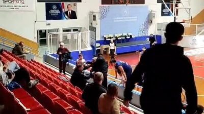 Kocaeli’de oynanan U16 maçında tribündeki veliler arasında çıkan kavga nedeniyle