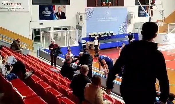 Kocaeli’de oynanan U16 maçında tribündeki veliler arasında çıkan kavga nedeniyle