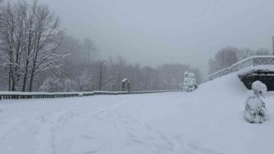 Meteorolojinin uyarılarının ardından Kocaeli’nin yüksek kesimlerinde kar yağışı etkili oluyor.