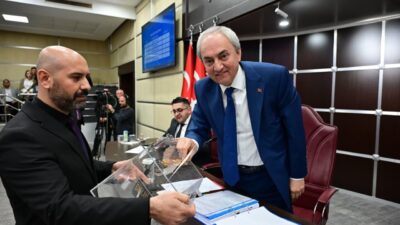 Kepez Belediye Başkanı Mesut Kocagöz, belediye meclisi toplantısında dünya genelindeki