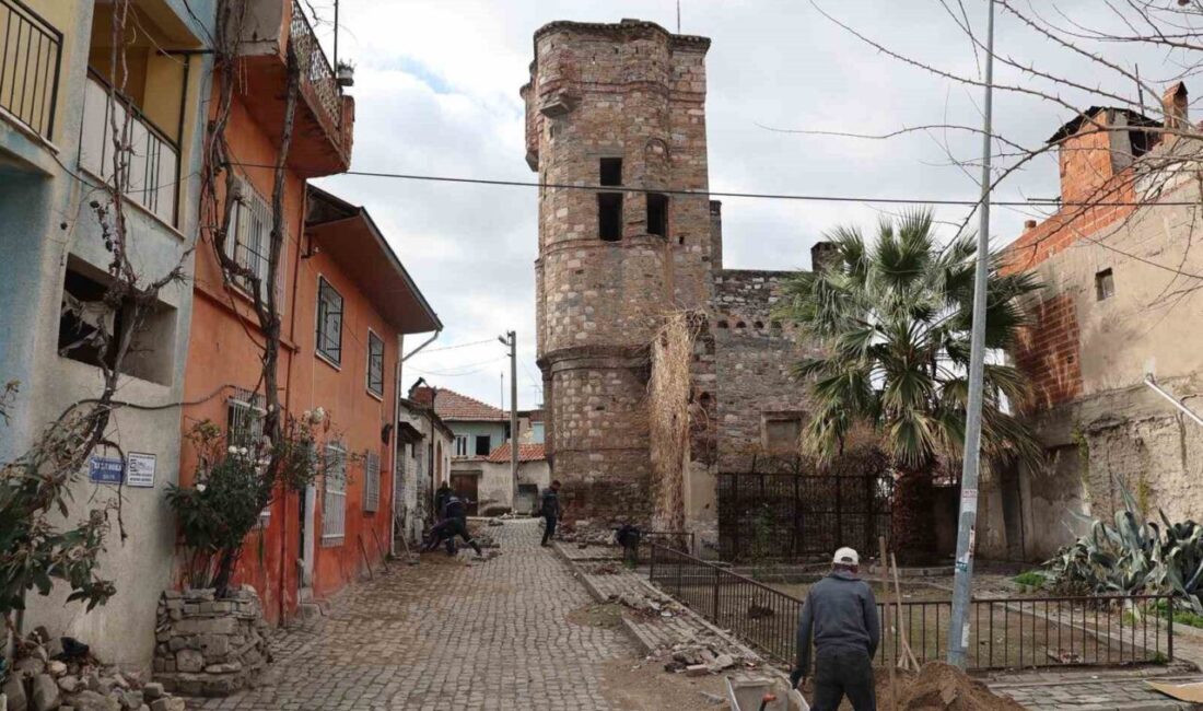 Aydın’ın Koçarlı ilçesinde bulunan tarihi Cihanoğlu Kulesi’nin bulunduğu Kule Sokağı’nda,