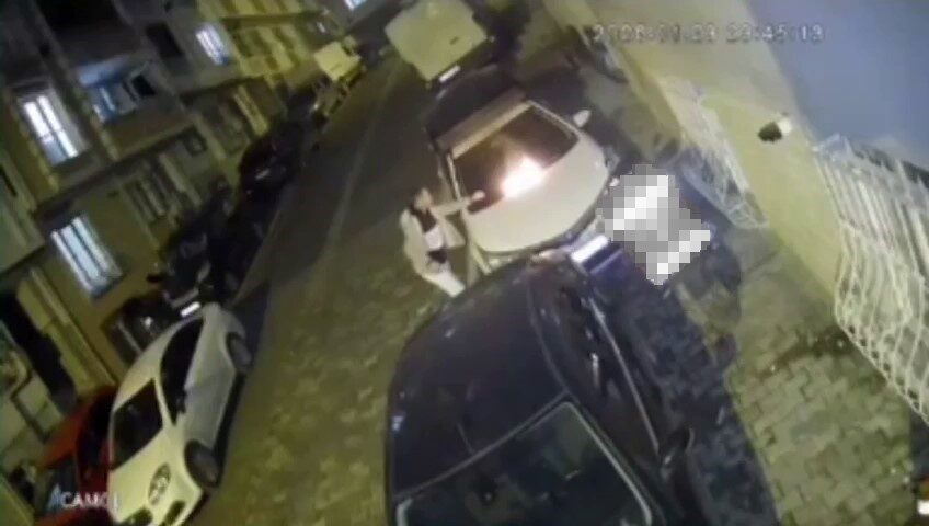 İstanbul Esenyurt’ta komşular arasında tartışmada park hakindeki bir aracın üzerine