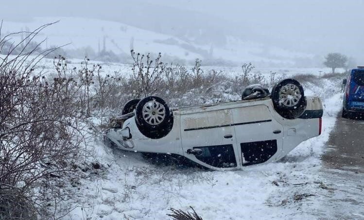 Bilecik’te seyir halindeyken takla atan otomobilin sürücüsü yaralandı. Kaza; Bilecik’in