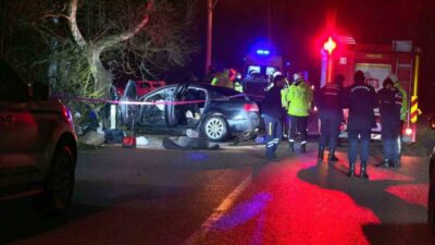 Bursa’nın İnegöl ilçesinde meydana gelen kazada kontrolden çıkan otomobil ağaca