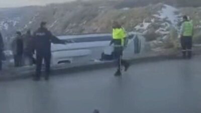 Gaziantep’te gizli buzlanma nedeniyle kayganlaşan yolda kontrolden çıkan işçi servisinin