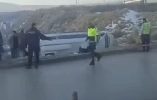 Gaziantep’te gizli buzlanma nedeniyle kayganlaşan yolda kontrolden çıkan işçi servisinin