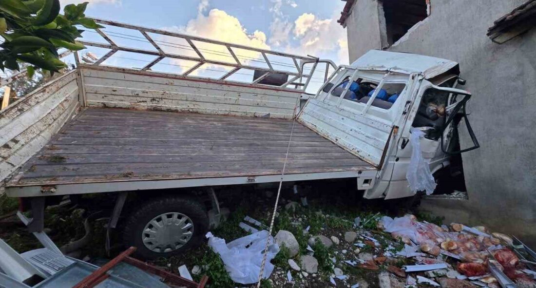 Muğla’nın Seydikemer ilçesinde kontrolden çıkan kamyonet, önce ağaçlara ardından da