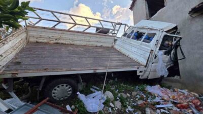 Muğla’nın Seydikemer ilçesinde kontrolden çıkan kamyonet, önce ağaçlara ardından da