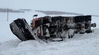 Ardahan’da karla mücadele çalışması yapan kar küreme aracı kaza yaptı.